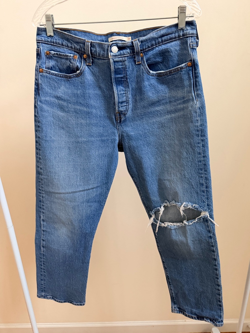 Levi’s Wedgie Straight Premium Denim jeans medium wash ripped knee SZ 31x26
